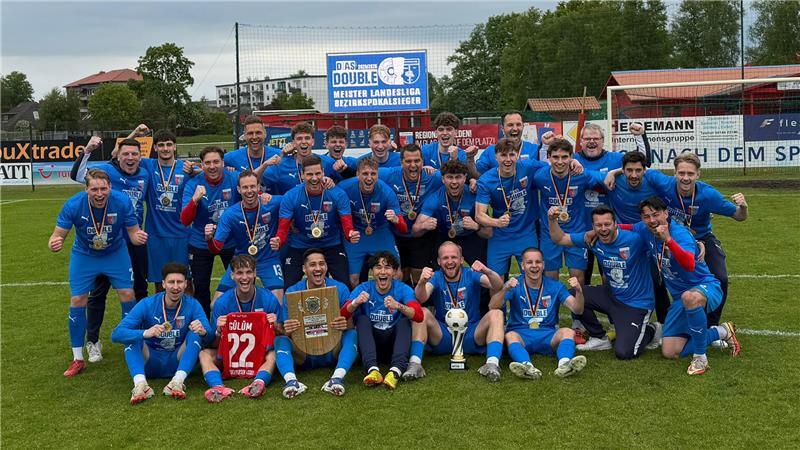 Die SV Drochtersen/Assel feiert die Meisterschaft. Der Verband zeichnete den Verein nach dem Heimspiel gegen Celle aus.