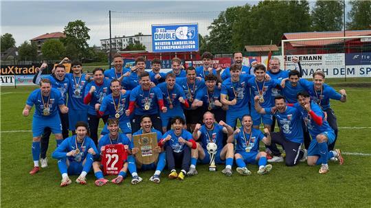 Die SV Drochtersen/Assel feiert die Meisterschaft. Der Verband zeichnete den Verein nach dem Heimspiel gegen Celle aus.