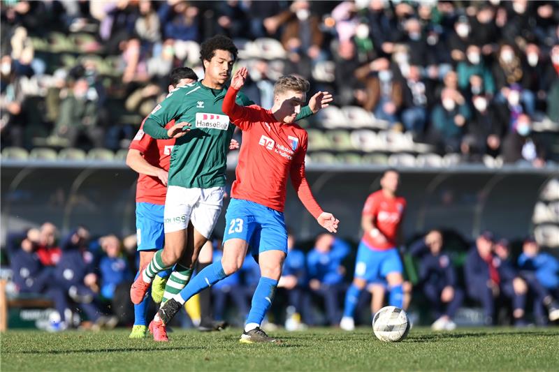 Die SV Drochtersen/Assel und der VfB Lübeck trennen sich 2:2-Unentschieden. D/A hätte gewinnen müssen - und ist jetzt raus aus der Meisterrunde. Foto: Felix Schlikis