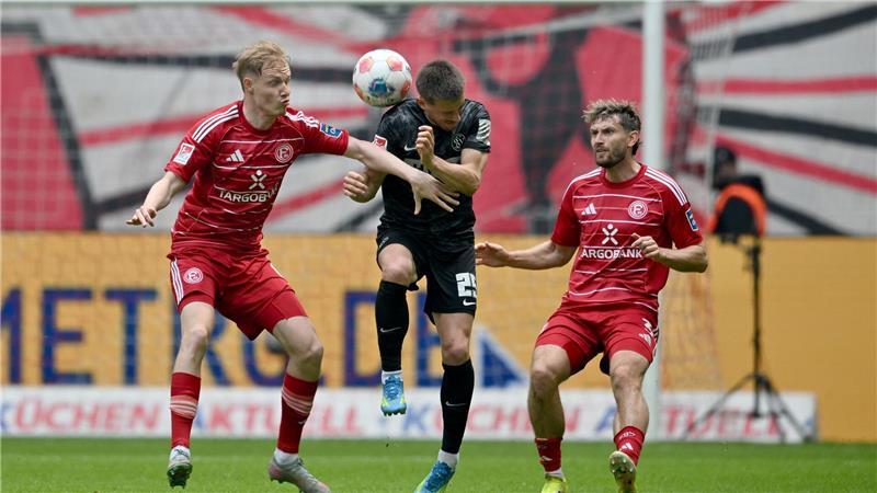 Die SV Elversberg hat den ersten Bundesliga-Aufstieg der Vereinsgeschichte weiterhin in eigener Hand. 