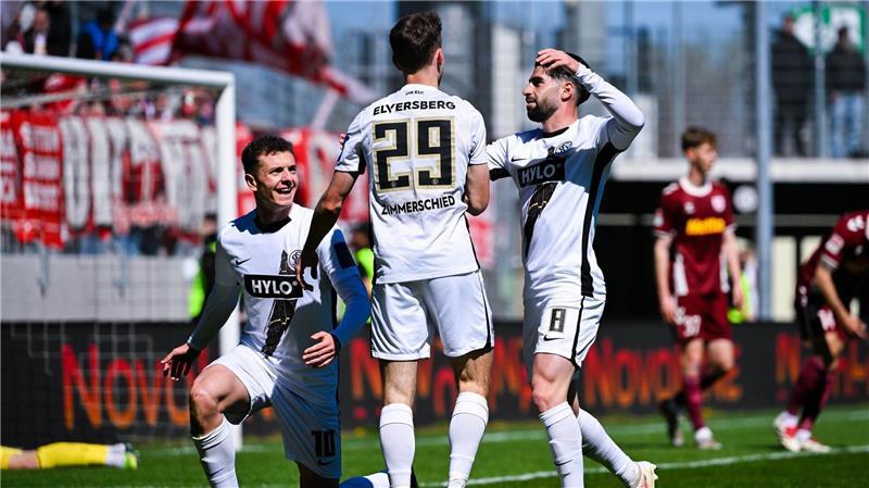 Kantersieg gegen Regensburg: Elversberg bleibt oben dran Die SV Elversberg mischt nach einem klaren Sieg gegen Jahn Regensburg weiter im Aufstiegskampf der 2. Bundesliga mit.