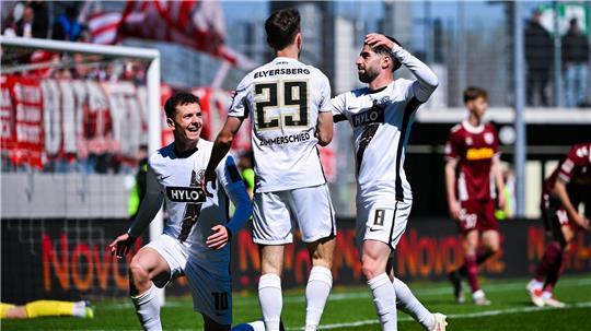 Die SV Elversberg mischt nach einem klaren Sieg gegen Jahn Regensburg weiter im Aufstiegskampf der 2. Bundesliga mit.