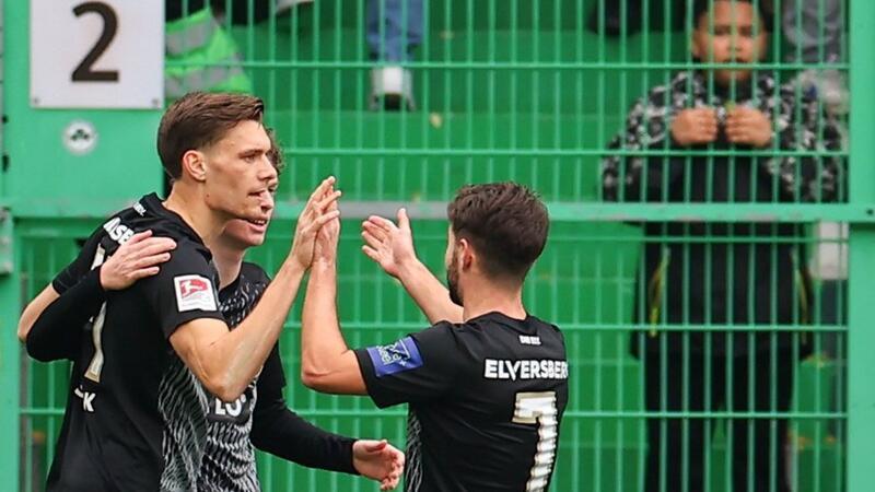 Fürth patzt schon wieder: Stocks Dreierpack für Elversberg Die SV Elversberg siegte überraschend bei Greuther Fürth, Paul Stock (l) erzielte drei Tore.