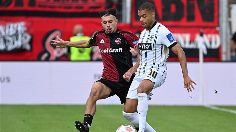 Später Treffer: Elversberg bezwingt Nürnberg Die SV Elversberg um Jan Gyamerah (r) und der 1. FC Nürnberg um Berkay Yılmaz lieferten sich einen umkämpften Zweitliga-Auftakt.