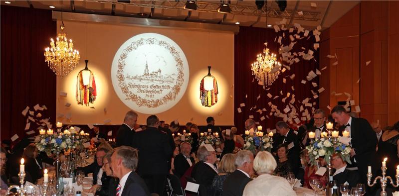 Die Saalrakete: Der Moment, wenn das Papier in die Luft geworfen wird.