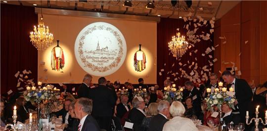 Die Saalrakete: Der Moment, wenn das Papier in die Luft geworfen wird.