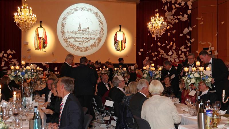 Die Saalrakete: Der Moment, wenn das Papier in die Luft geworfen wird.