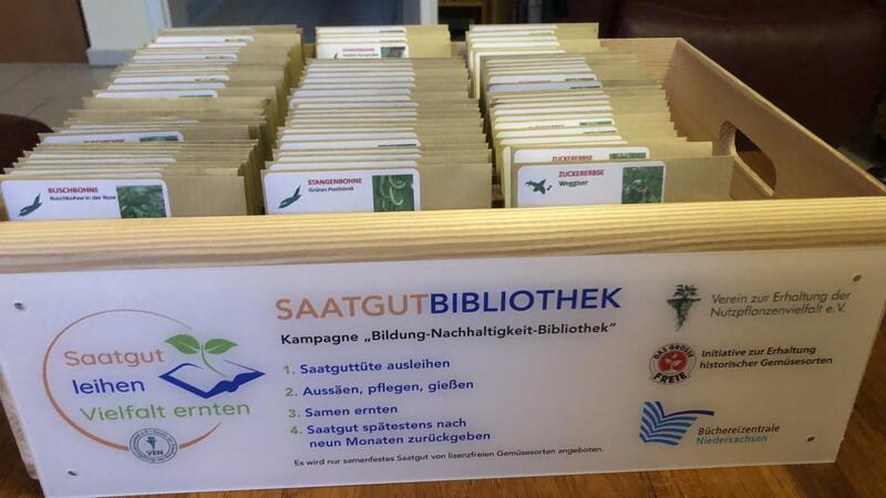 Hollenstedter Saatgutbibliothek verleiht kostenlos Saatgut Die Saatgutbox: In der Bücherei im Küsterhaus können Hobby-Gärtner Saatguttüten ausleihen.