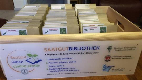 Die Saatgutbox: In der Bücherei im Küsterhaus können Hobby-Gärtner Saatguttüten ausleihen.
