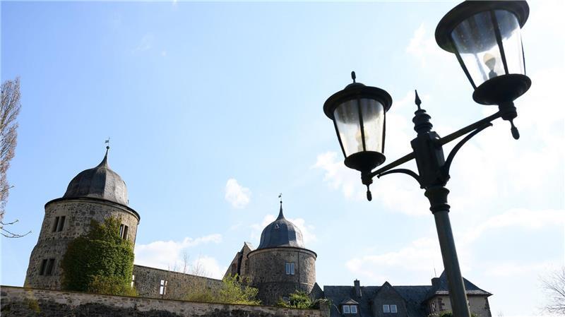 Die Sababurg in Nordhessen wird im Volksmund auch Dornröschenschloss genannt. 