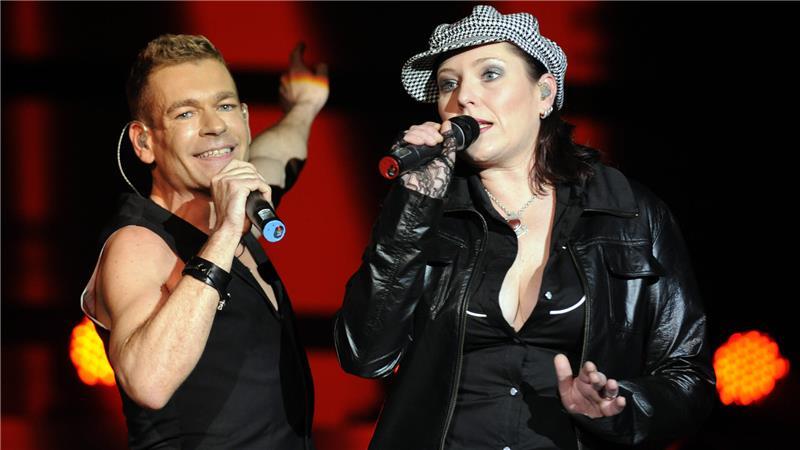 Die Sängerin Anna R. und der Sänger Peter Plate der Berliner Band Rosenstolz stehen in der Columbiahalle in Berlin auf der Bühne.