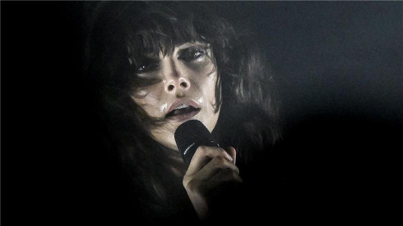 Die Sängerin Cara Delevingne steht im silent green Kulturquartier auf der Bühne.