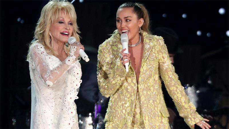 Zuckerwatten-Pop und düstere Töne – Album von Miley Cyrus Die Sängerin Miley Cyrus mit ihrer kürzlich verstorbenen Patentante und Ikone Dolly Parton. (Archivbild)