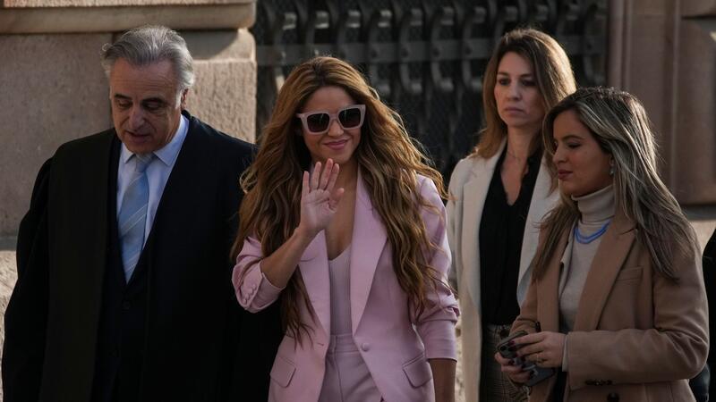 Shakira räumt Steuerbetrug ein und entkommt Haft Die Sängerin Shakira (M) kommt am Gerichtin Barcelona an. Die 46-Jährige bekam eine dreijährige Haftstrafe aufgebrummt, die sie aber als nicht vorbestrafte Person nicht antreten muss.