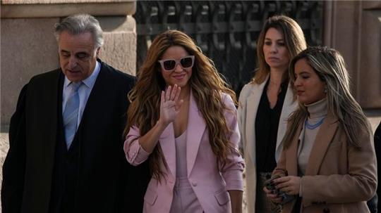Die Sängerin Shakira (M) kommt am Gerichtin Barcelona an. Die 46-Jährige bekam eine dreijährige Haftstrafe aufgebrummt, die sie aber als nicht vorbestrafte Person nicht antreten muss.