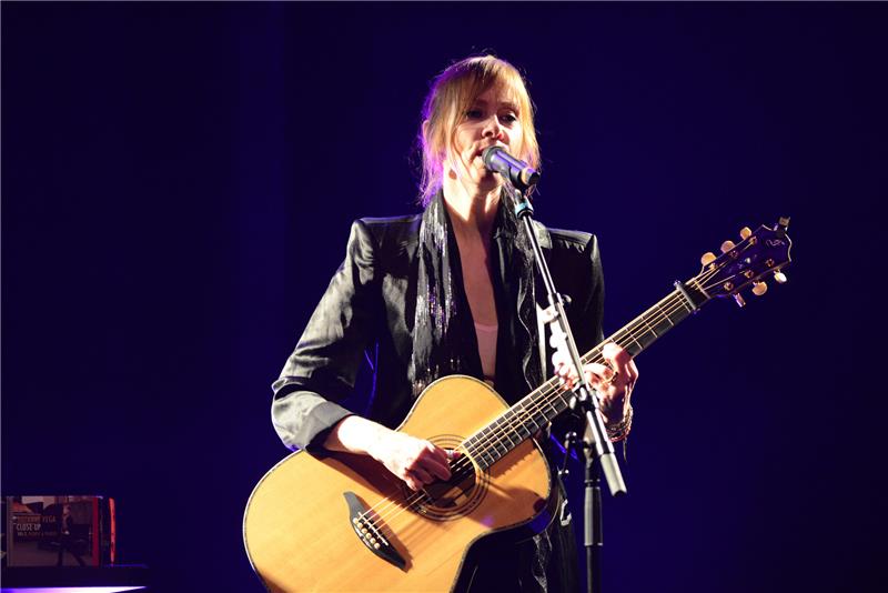 Die Sängerin Suzanne Vega steht im Heimathafen in Berlin-Neukölln auf der Bühne. Foto: Matthias Balk/dpa