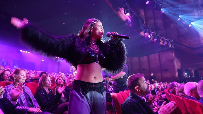 Radiopreise für 1Live, NDR 2, Deutschlandfunk Nova und mehr Die Sängerin Tiffany Aris sorgte für Stimmung bei der Verleihung des Deutschen Radiopreises.
