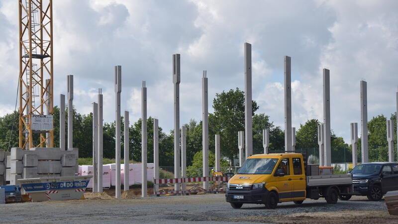 Die Säulen sollen später das Dach der Sporthalle tragen.