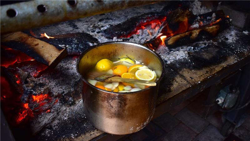 Wenn das BBQ räuchert, weht ein Hauch von Picasso in Wedel Die Salmuera für das südamerikanische Fleisch auf dem Eichenholz-Grill: Im Topf sind Meerwasser, Zitronen, Orangen, Zwiebeln, Knoblauch, Thymian und Rosmarin.