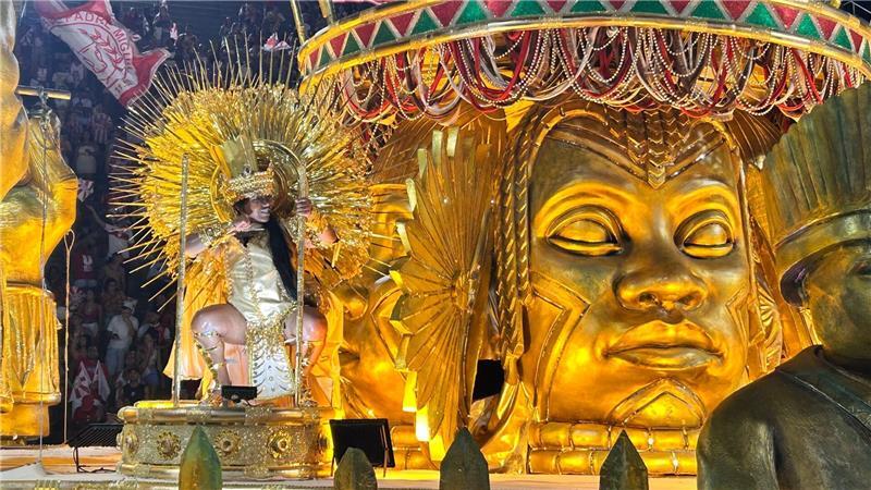 Die Sambaschule „Unidos de Padre Miguel“ tritt im Sambodrom in Rio de Janeiro auf.