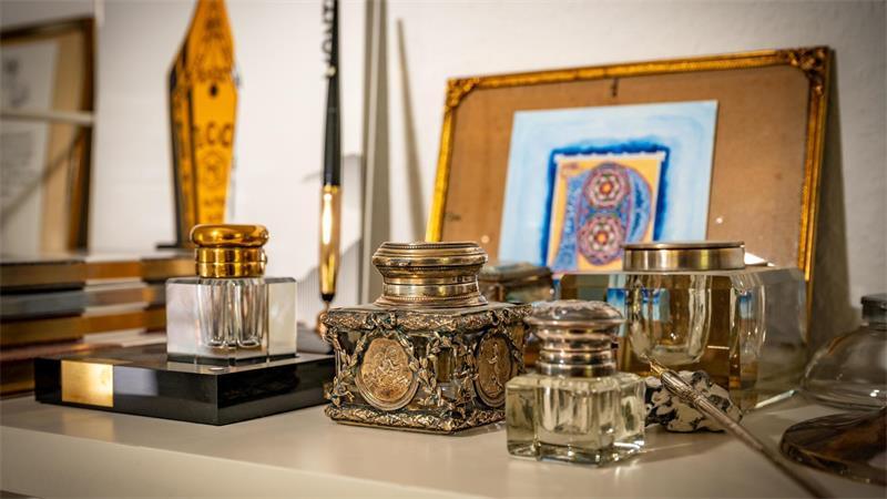 Mit Tinte und Feder: Kalligraphin veredelt Luxusprodukte Die Sammlung an Tintenfässern wird auch noch benutzt.