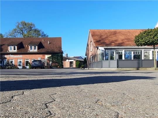 Die Samtgemeinde Fredenbeck kauft das Gelände an der einstigen Niedersachsenschänke und wird hier eine Kita bauen. Foto: Fehlbus