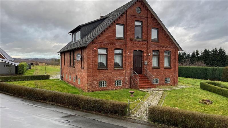 Streit um Schulstandort in der Samtgemeinde Lühe spaltet den Rat Die Samtgemeinde Lühe hat einen Resthof nahe der Grundschule erworben, hier könnten ein neuer Sportplatz und - falls diese der Erweiterung der Schule zum Opfer fällt - eine neue Turnhalle realisiert werden.