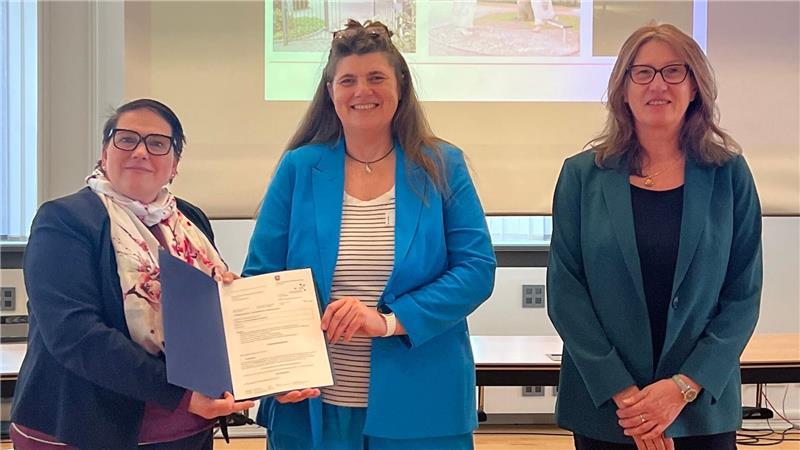 Geld aus Hannover für Technik und Kultur von Oldendorf bis Hammah Die Samtgemeinde Oldendorf-Himmelpforten profitiert vom Förderprogramm des Landes. Bei der Übergabe des Bescheides (von links): Regionalministerin Melanie Walter, Martina Wagner von der Samtgemeinde und die Landesbeauftragte Karin Beckmann.