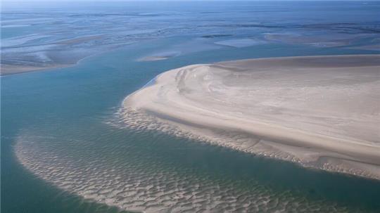 Die Sandbänke zwischen den ostfriesischen Inseln aus der Luft. Der Klimawandel hat Folgen für das Ökosystem im Wattenmeer.