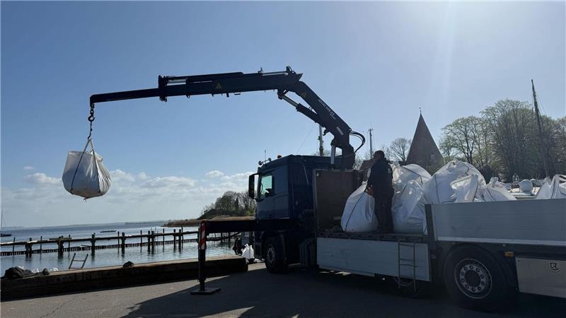 Die Sandsäcke sollen im Wasser versenkt werden und eine Barriere zwischen dem Wal und der Flachwasserzone bilden, wie Fred Babbel sagte.