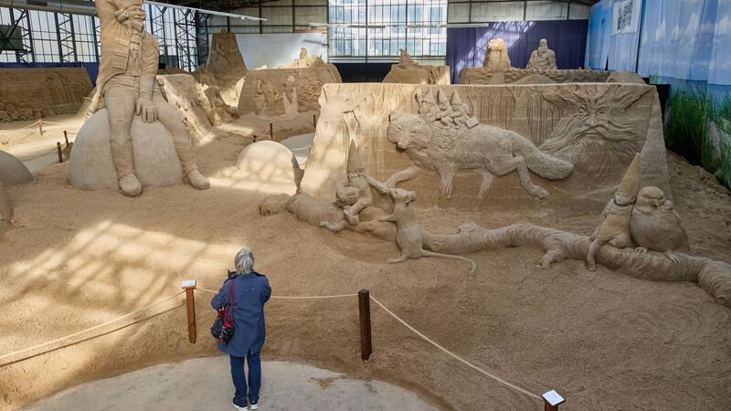 Travemünde: Legenden und Mythen aus Sand Die Sandskulpturen-Ausstellung in Travemünde ist bis zum 3. November geöffnet.