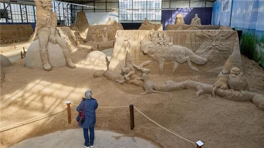 Die Sandskulpturen-Ausstellung in Travemünde ist bis zum 3. November geöffnet.