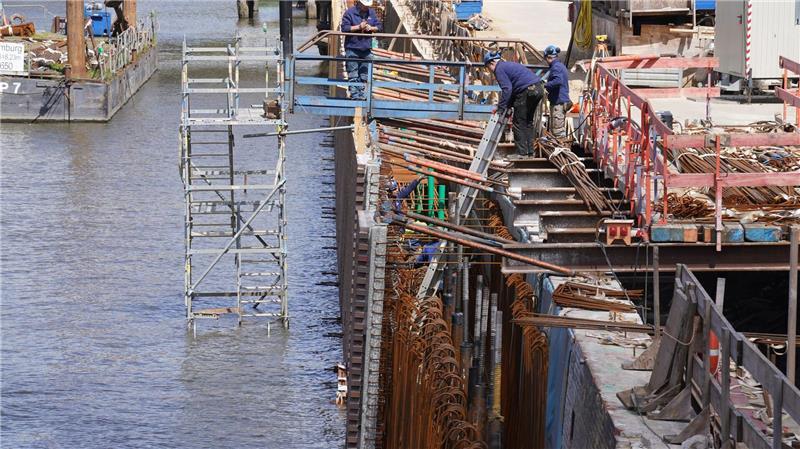 Die Sanierung der 43 Kilometer langen Kaimauern in Hamburg ist laut Finanzsenator Dressel eine Jahrhundertaufgabe. (Archivbild)