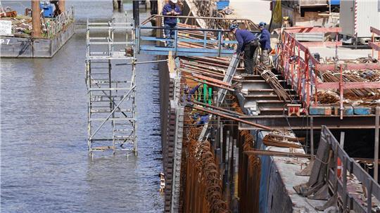 Die Sanierung der 43 Kilometer langen Kaimauern in Hamburg ist laut Finanzsenator Dressel eine Jahrhundertaufgabe. (Archivbild)