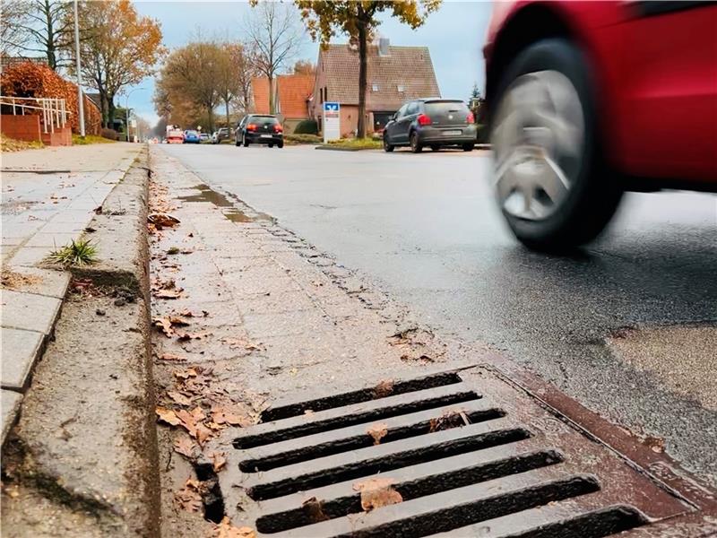 Die Sanierung der Bahnhofstraße in Hammah steht an. Anlieger könnten über die sogenannte Strabs zur Kasse gebeten werden. Jetzt diskutiert die Gemeinde die Abschaffung der Strabs. Foto: Klempow