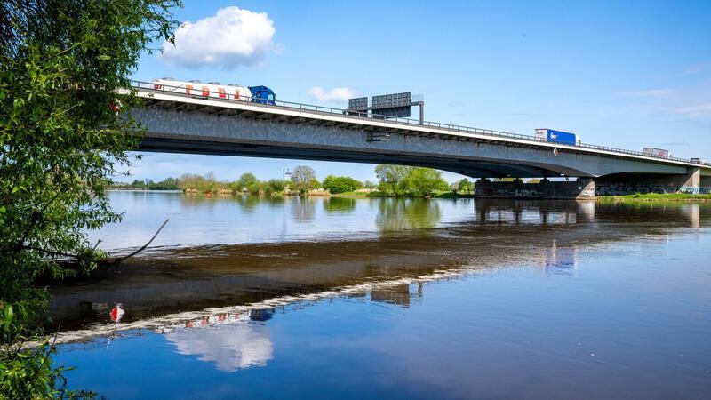 Arbeiten an der Weserbrücke sorgen für Staus auf der A1 Die Sanierung der Weserbrücke im Verlauf der A1 führt zu starken Verkehrsbehinderungen. (Archivbild)