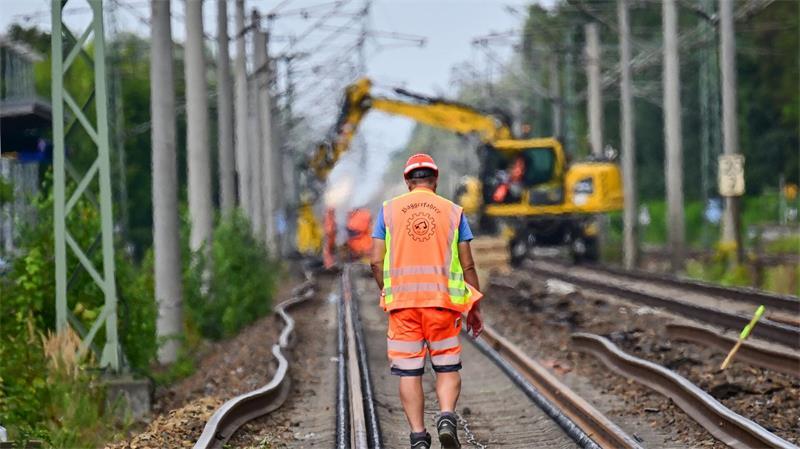 Vor diesen großen Aufgaben steht der neue Verkehrsminister Die Sanierung des Schienennetzes dauert noch viele Jahre. (Archivfoto)