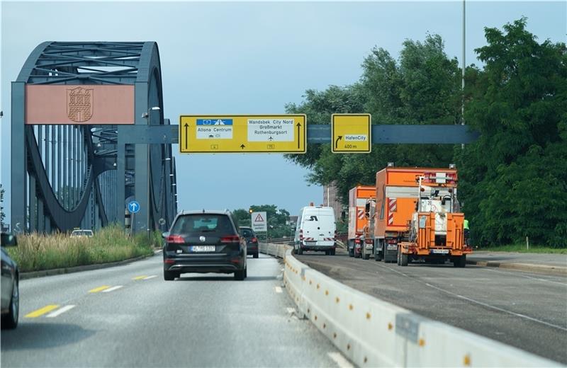 Die Sanierung des sogenannten Abzweigs Veddel, der die A 1 (Bremen-Lübeck) und die B 75 (Harburg - Hamburg-Centrum) mit den Elbbrücken verbindet, soll vorerst Mitte November 2021 abgeschlossen werden. Foto: Brandt/dpa