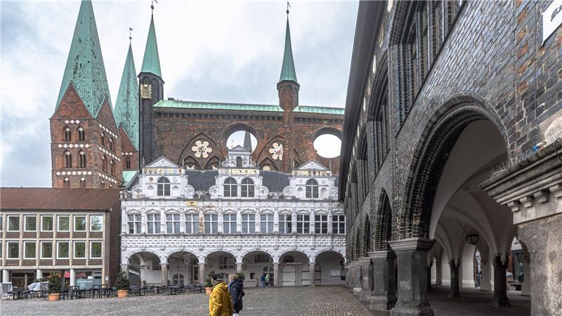 Wegen Rostschäden: Lübecker Rathaus wird aufwendig saniert Die Sanierung soll nach Angaben der Stadt bis 2027 dauern. (Archivbild)