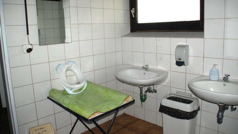 Die Sanitärräume bieten Wickeltisch und einen Toilettenaufsatz für Kinder.
