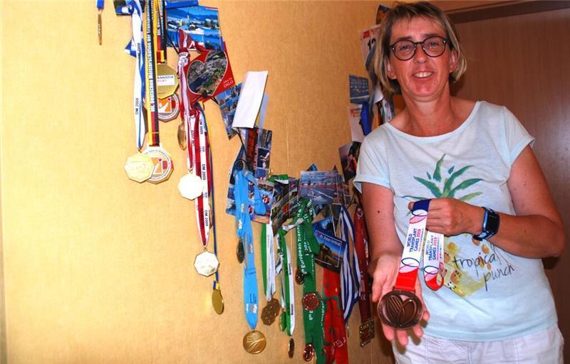 Angela Rathjen aus Sauensiek zeigt zahlreiche Medaillen. 