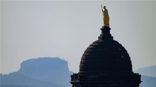 Die Saxonia auf dem Ständehaus in Dresden vor dem Lilienstein in der Sächsischen Schweiz.