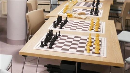 Die Schachfreunde tragen ihre Spiele in der Begegnungsstätte Altkloster aus.