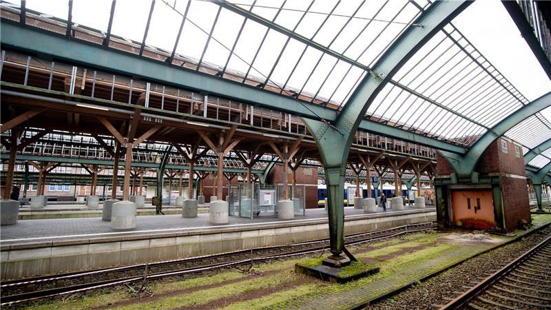 Sanierung von Oldenburgs Gleishalle dauert zwei Jahre länger Die Schäden an den Stahlträgern der Oldenburger Gleishalle sind größer als gedacht - deshalb wird die Sanierung laut der Bahn länger dauern. (Archivbild)