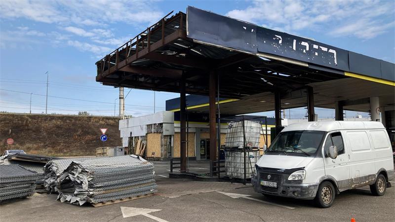 Drohnenalarm in Kiew – Leben zwischen Angst und Alltag Die Schäden an einer Tankstelle sind provisorisch repariert worden. (Archivbild)