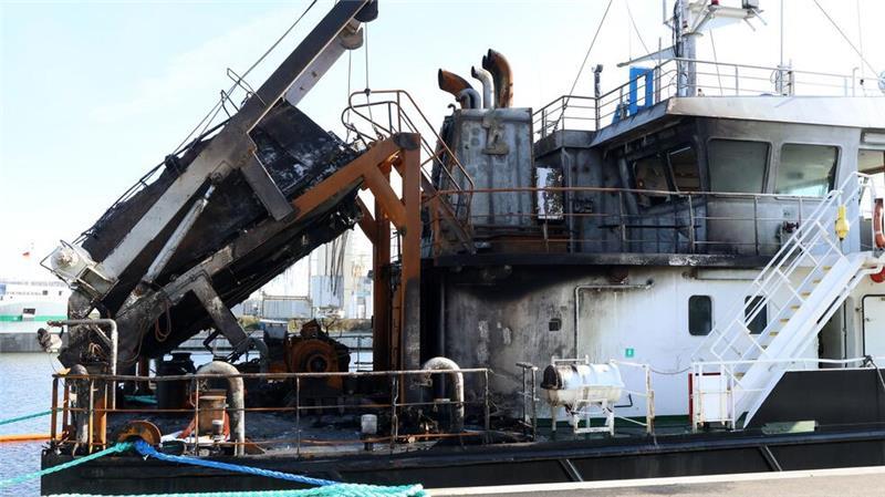 Nach Beinahe-Katastrophe durch Öltanker startet Untersuchung Die Schäden nach dem Brand auf dem Öltankschiff „Annika“ sind deutlich zu erkennen. Der Havarist liegt im Rostocker Überseehafen.