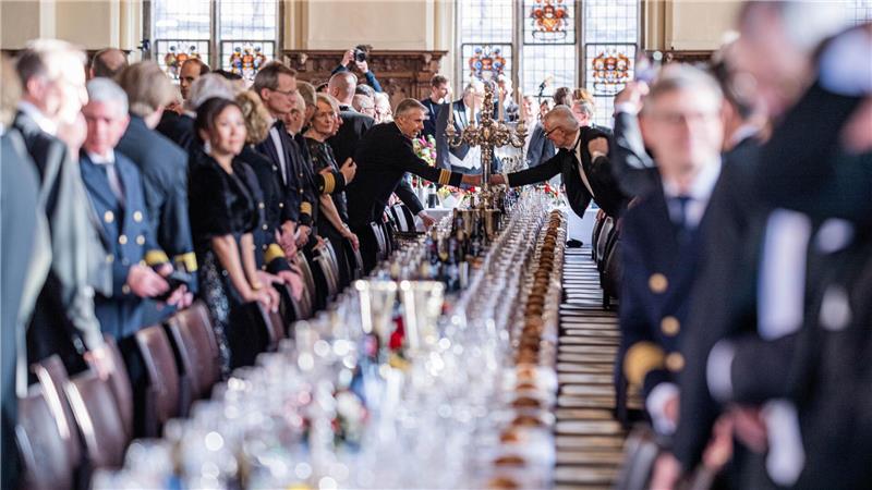 Bremer Schaffermahlzeit mit Protestgetöse und Klebe-Aktivisten Die Schaffermahlzeit beginnt: Die Schaffer und Gäste ziehen in den oberen Rathaussaal ein und nehmen an den Tafeln Platz. Foto: Arnd Hartmann