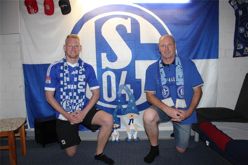 Die Schalke-Fans obias und Torsten Dreyer hoffen, dass ihnen Hohn und Spott in Kehdingen erspart bleibt. Fotos Bröhan, Reineke und Fehlbus