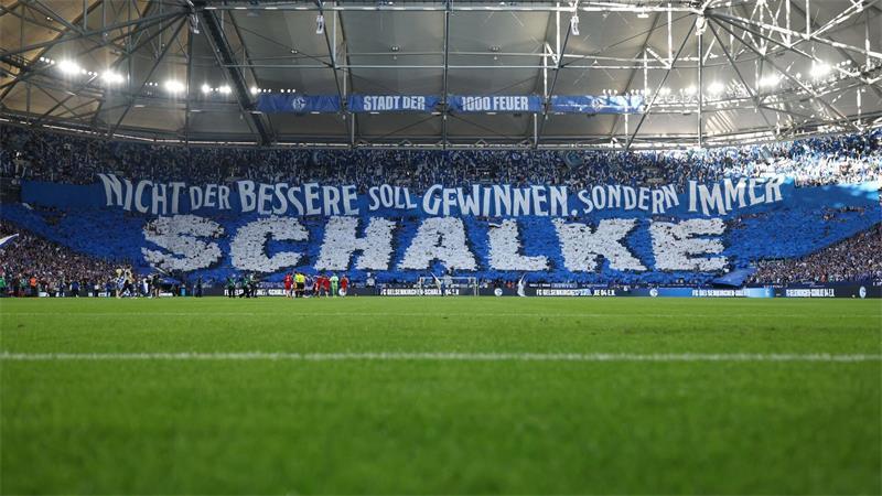 Neuer nach Nullnummer: „Jeder Pfiff ein Kompliment“ Die Schalker Anhänger feierten das erste Heimspiel nach der Rückkehr ins Fußball-Oberhaus mit einer großen Choreographie.