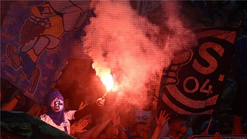 Die Schalker Fans feierten auf den Rängen.